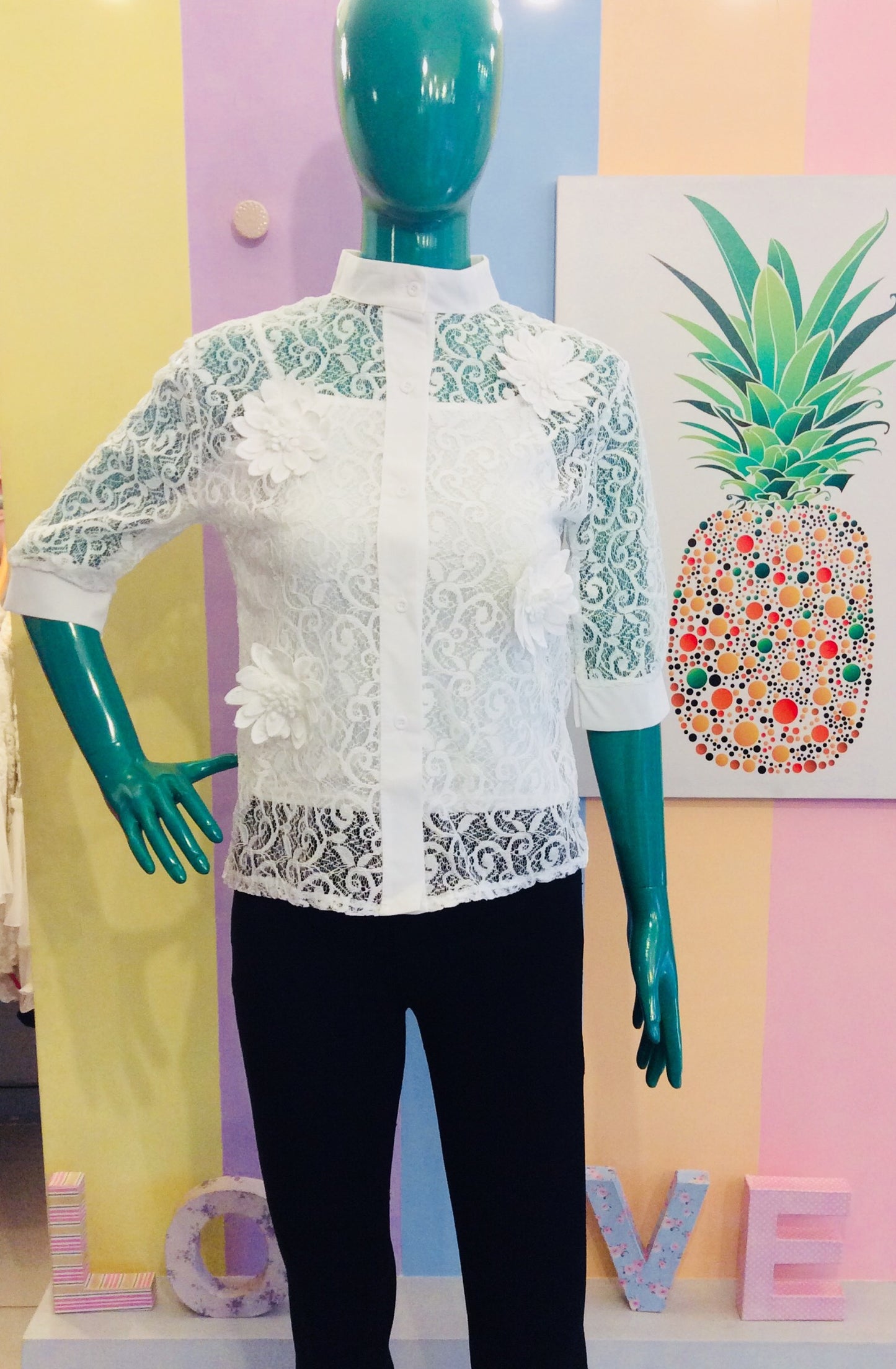 Super Lacy Button-Down 3/4’s Sleeve Top w/ Flowers & Inner